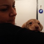 Nina mit einem der ausgesetzten Puppies