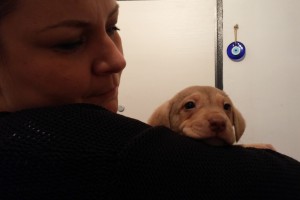 Nina mit einem der ausgesetzten Puppies