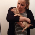 Nina mit einem der ausgesetzten Puppies