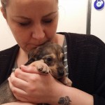 Nina mit einem der ausgesetzten Puppies