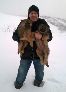 2 gerettete Welpen mit Fra Tony